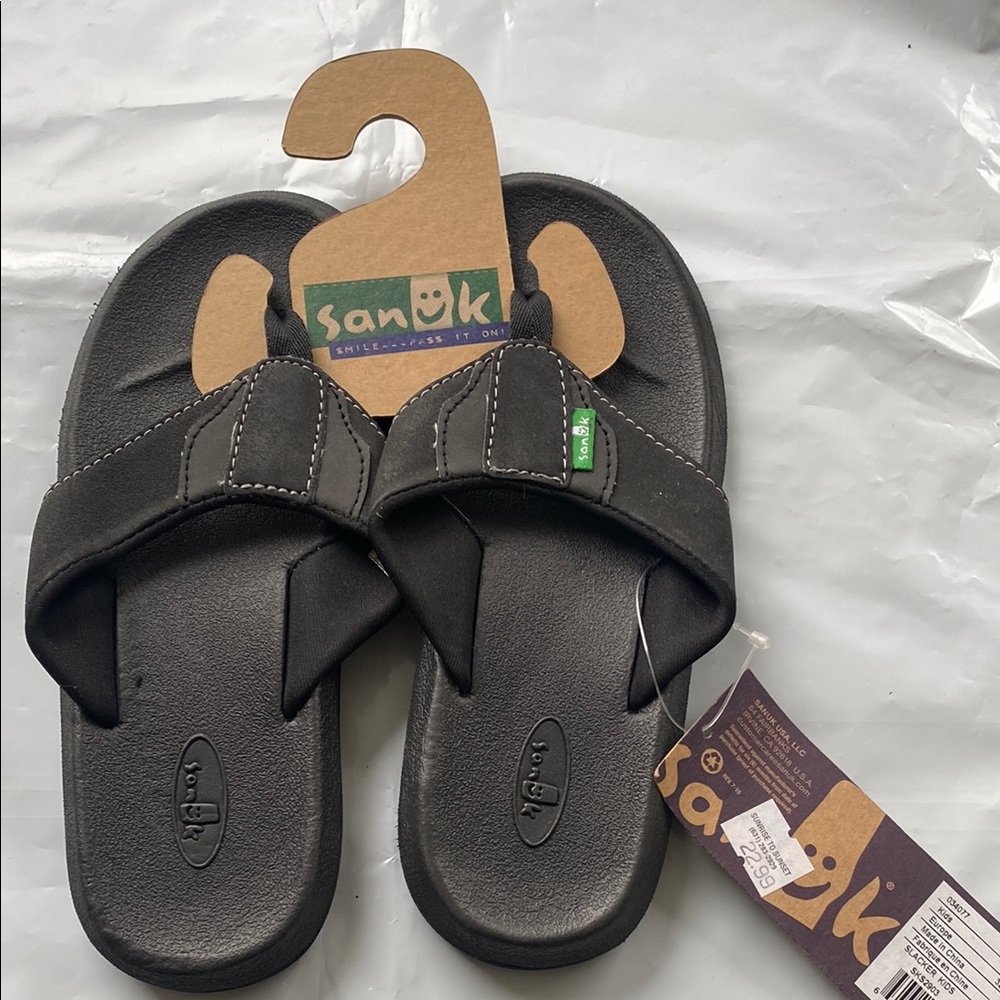 Sanuk Black Flip Flops sz1/2